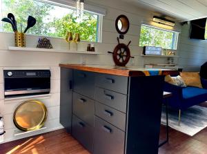 Køkken eller tekøkken på Lake Escape in Cozy Boathouse Surrounded by Forest