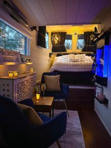 En eller flere senge i et værelse på Lake Escape in Cozy Boathouse Surrounded by Forest