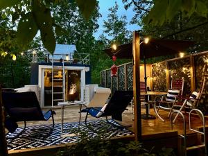 En terrasse eller udendørsområde på Lake Escape in Cozy Boathouse Surrounded by Forest + 30 billeder