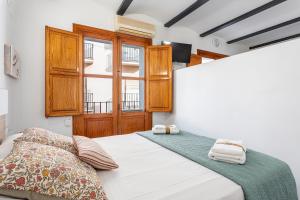 a bedroom with a bed and a window at Viviaro Peixcateria in Sagunto