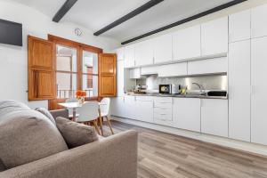 a living room with a couch and a table at Viviaro Peixcateria in Sagunto