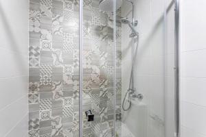 a shower with a glass door in a bathroom at Viviaro Peixcateria in Sagunto