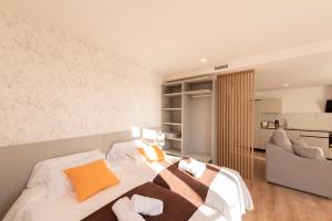 ein Schlafzimmer mit Bett und ein Wohnzimmer in der Unterkunft ALAIA ROOMS, Apartamentos Turísticos 0003 in Logroño