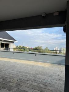 vue d'un pont depuis un bâtiment dans l'établissement Favour cozy stay 24, à Nairobi