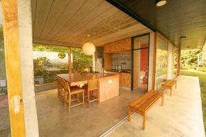 una cucina e sala da pranzo di una casa con una panca di Refúgio Contemporâneo na Serra da Bocaina a Silveiras Altre 15 foto
