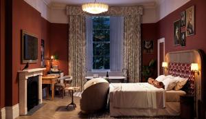 Ένα ή περισσότερα κρεβάτια σε δωμάτιο στο Bertrand's Townhouse +2 φωτογραφίες