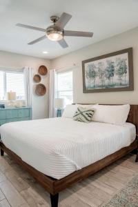 Postel nebo postele na pokoji v ubytování Cozy Coastal Cottage Whole House Sleeps 10