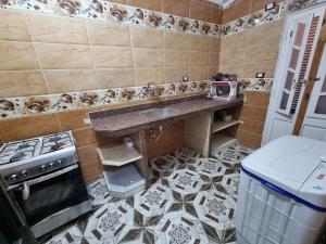 een badkamer met een aanrecht, een wastafel en een fornuis bij Palm Apartments Siwa in Siwa