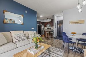 Köök või kööginurk majutusasutuses Perfect Rockies Escape with Pool, Hot Tub and Gym