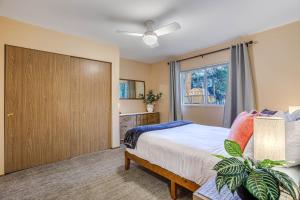 a bedroom with a large bed and a window at Alpine Paradise in Leavenworth