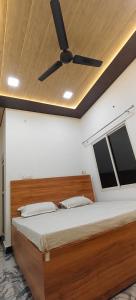 Ένα ή περισσότερα κρεβάτια σε δωμάτιο στο Hotel Mashaal