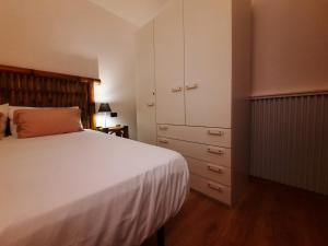 Porto Antigo 2 Beach Club 18 في سانتا ماريا: غرفة نوم بسرير أبيض وخزانة +35 صورة