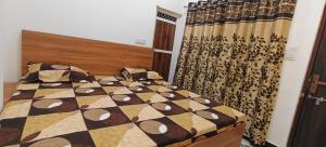 Ένα ή περισσότερα κρεβάτια σε δωμάτιο στο Hotel Mashaal