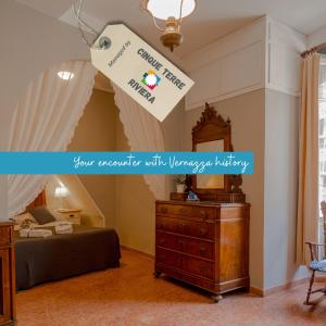 a room with a bed and a dresser and a mirror at La Casa di Eio in Vernazza