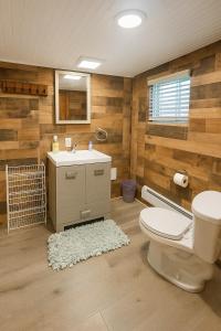 Ένα μπάνιο στο Dillon Ave Homes +44 φωτογραφίες