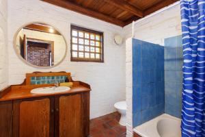 ein Badezimmer mit Waschbecken, Toilette und Spiegel in der Unterkunft Burn Street Loft - North Fremantle in North Fremantle + 18 Fotos