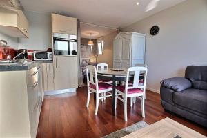 特雷沃 - 特雷吉涅克Studio belle vue的厨房兼餐厅，配有桌椅