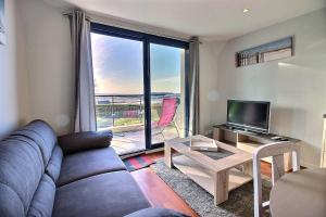 特雷沃 - 特雷吉涅克Studio belle vue的带沙发、电视和桌子的客厅