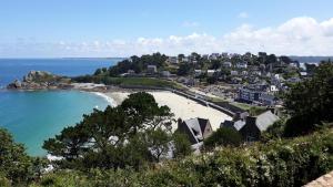 特雷沃 - 特雷吉涅克Studio belle vue的享有海滩美景,设有房屋和大海 更多12张照片