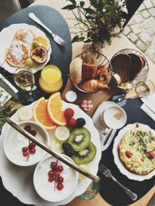 シント・トロイデンにあるKasteel van Ordingenのテーブル(朝食用の食材付)