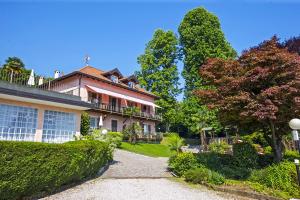 a house with a pathway leading into a yard at Villa Anna Isole Borromee in Baveno