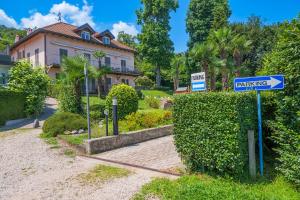 a street sign in front of a house at Villa Anna Isole Borromee in Baveno