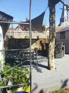 un patio con una mesa y un árbol en Coquet Studio avec Jardin à Ballan-Miré, en Ballan-Miré