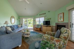 un salon avec un canapé et une cheminée dans l'établissement D4252 Summer Song - Solar Heated Pool, Hot Tub, Close to Beach Access!, à Gulls Flight