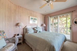 une chambre avec un lit, une chaise et une fenêtre dans l'établissement D4252 Summer Song - Solar Heated Pool, Hot Tub, Close to Beach Access!, à Gulls Flight 51 autres photos