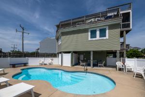 une maison avec une piscine devant une maison dans l'établissement D4252 Summer Song - Solar Heated Pool, Hot Tub, Close to Beach Access!, à Gulls Flight