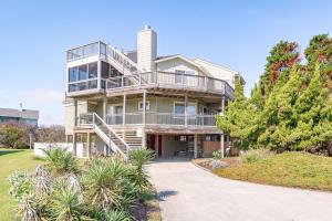 Elle offre une vue sur l'extérieur d'une maison dotée d'un balcon. dans l'établissement D4252 Summer Song - Solar Heated Pool, Hot Tub, Close to Beach Access!, à Gulls Flight