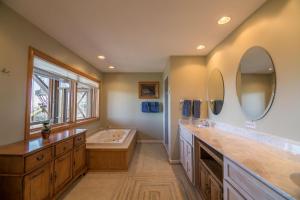 Koupelna v ubytování A Nest With a View + 25 fotografií