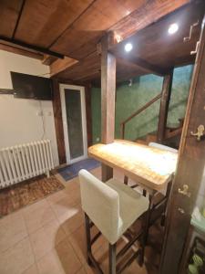 stolik i krzesło w pokoju z widokiem w obiekcie DM apartment w Nowym Sadzie