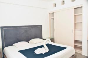 Un dormitorio con una cama con cabecero negro. en beautiful and elegant apartment in Playa, en Playa del Carmen 24 fotos más