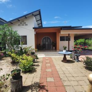 een huis met een patio en een tafel ervoor bij Peperpot City in Meerzorg