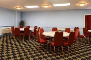 ein Konferenzraum mit Tischen und roten Stühlen in der Unterkunft MHO Hotel Dover in Dover
