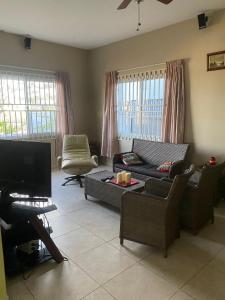 een woonkamer met een bank en een televisie bij Peperpot City in Meerzorg