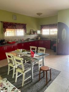 een keuken met een tafel en stoelen in een kamer bij Peperpot City in Meerzorg