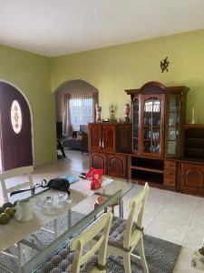 een woonkamer met een glazen tafel en stoelen bij Peperpot City in Meerzorg