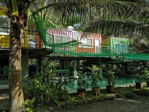 una casa sull'albero con balcone e piscina di Balituk a Baler