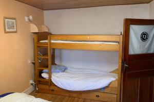 een paar stapelbedden in een kamer bij Village House In The Heart Of Saint Chaffrey in Saint-Chaffrey +9 foto's