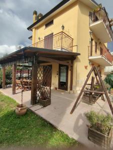 een huis met een terras en een balkon bij La Baita di Vincenzo in Castel di Sangro