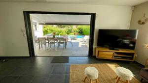 Μια τηλεόραση ή/και κέντρο ψυχαγωγίας στο VILLA ALAÏA neuve avec piscine, pétanque proche plage et golf