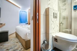 イスタンブールにあるViva Butik Sirkeci Apartのトイレとシャワー付きのバスルーム +63枚の写真