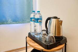 イスタンブールにあるViva Butik Sirkeci Apartのお茶セット、ボトル入り飲料水(テーブル上)