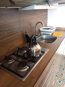- une bouilloire installée au-dessus d'une cuisinière dans l'établissement Apartamento Familiar con balcón y vista a la Ciudad, Centro, à Cusco