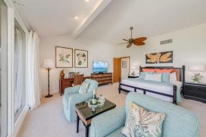 Un dormitorio con una cama y una sala de estar. en Kapalua Bay Villas 35G1 · KBV 35G1 Luxury Kapalua Villa w AC Poo, en Kahana 54 fotos más
