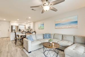 Χώρος καθιστικού στο Orange Beach Condo with Shared Pool and Views!