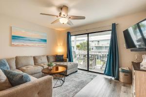 Χώρος καθιστικού στο Orange Beach Condo with Shared Pool and Views!