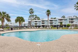 Πισίνα στο ή κοντά στο Orange Beach Condo with Shared Pool and Views!